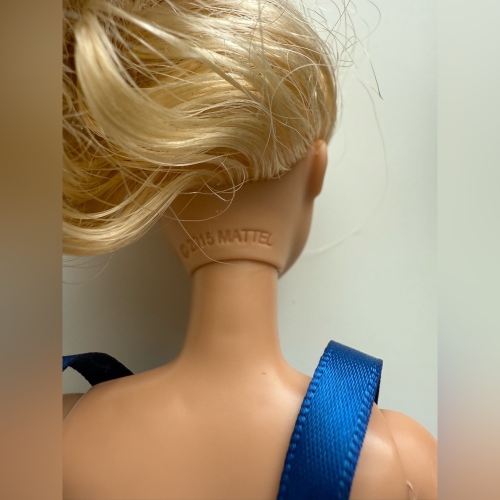 2015 Mattel Barbie doll with blonde hair and blue eyes, wearing a blue dress - Picture 3 of 7